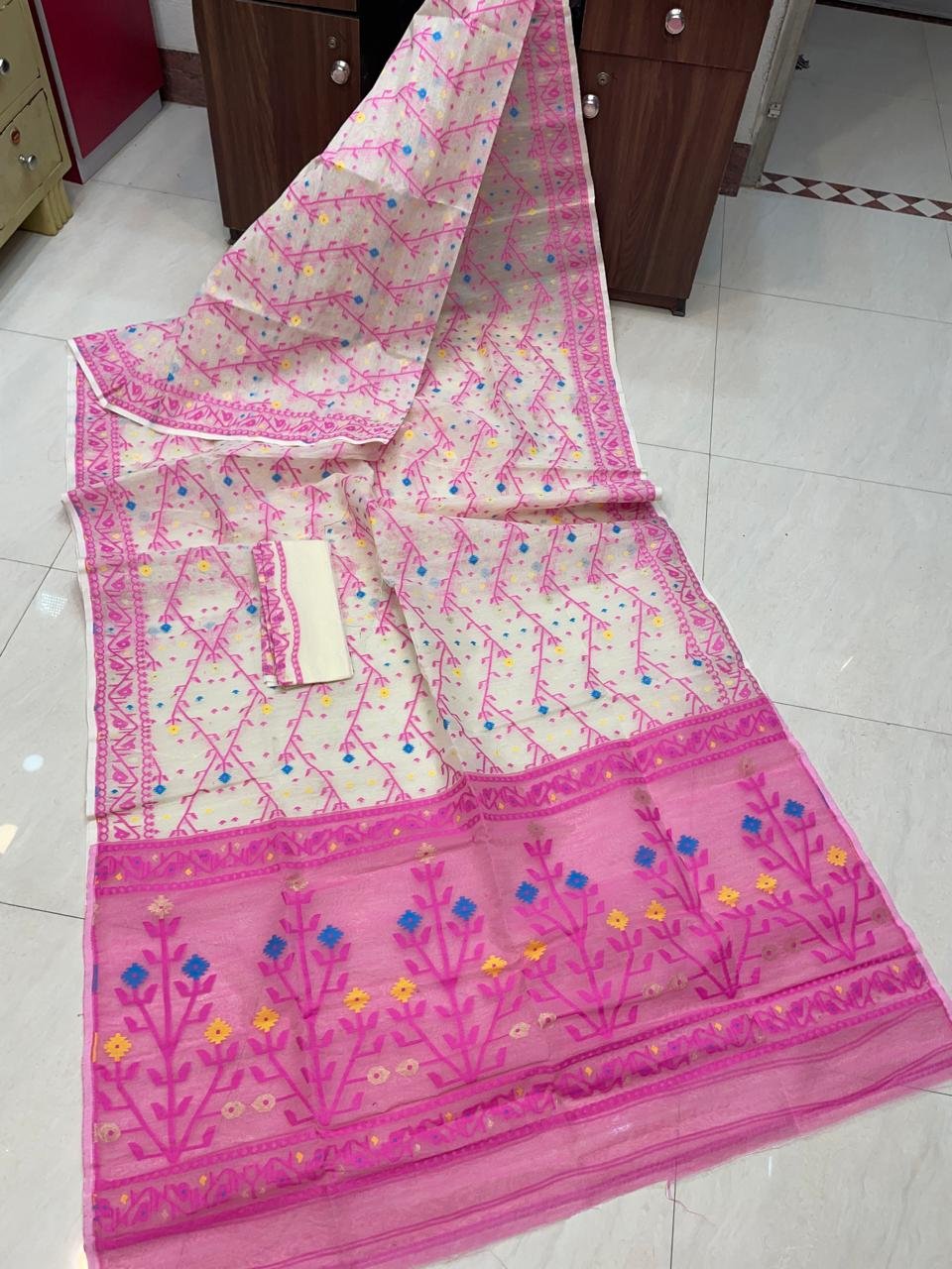 Shiuli Dhakai Jamdani Sari with Blouse Piece - Off White - Image 2