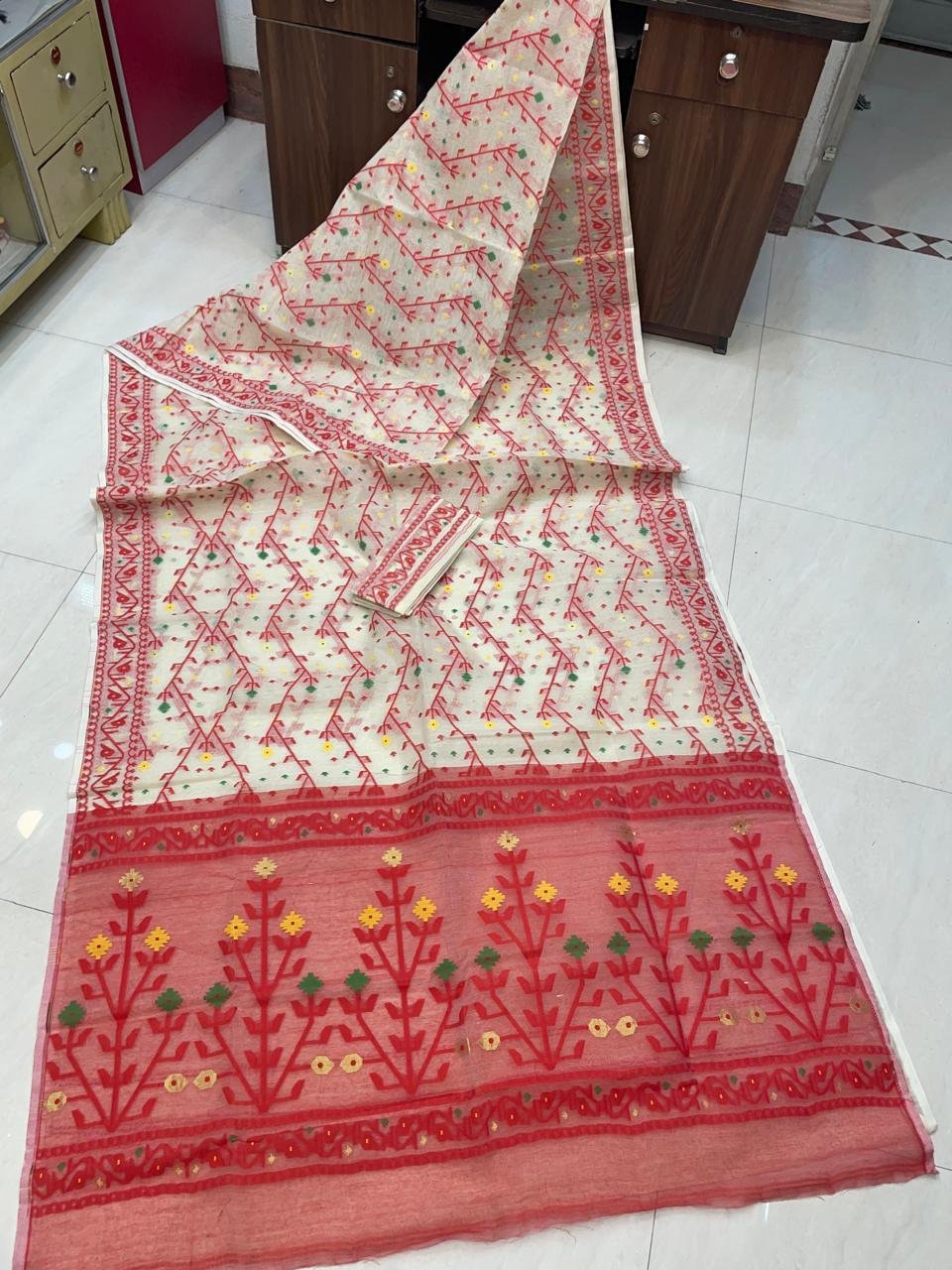 Shiuli Dhakai Jamdani Sari with Blouse Piece - Off White - Image 2