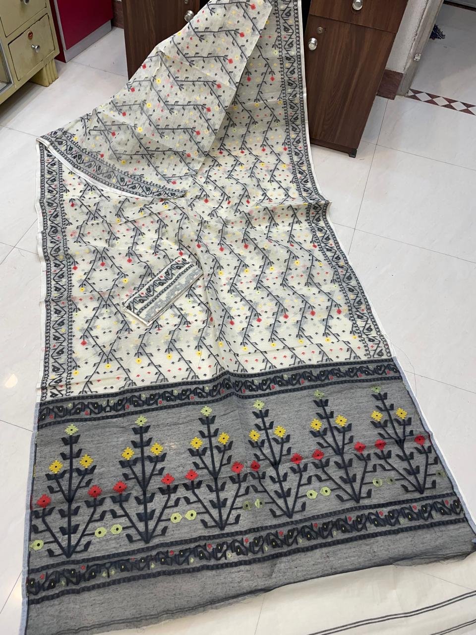 Shiuli Dhakai Jamdani Sari with Blouse Piece - Off White - Image 2