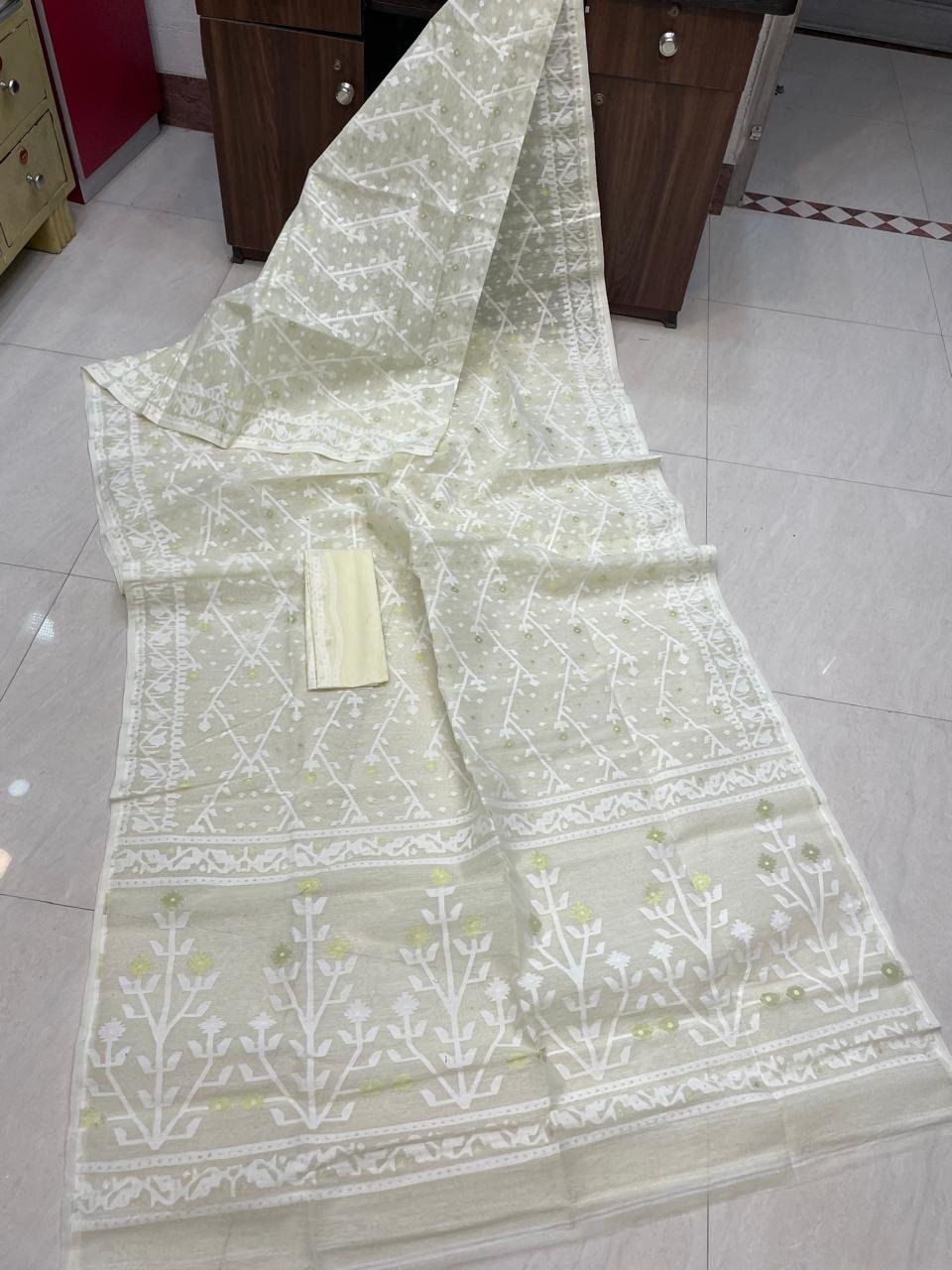Shiuli Dhakai Jamdani Sari with Blouse Piece - Off White - Image 2