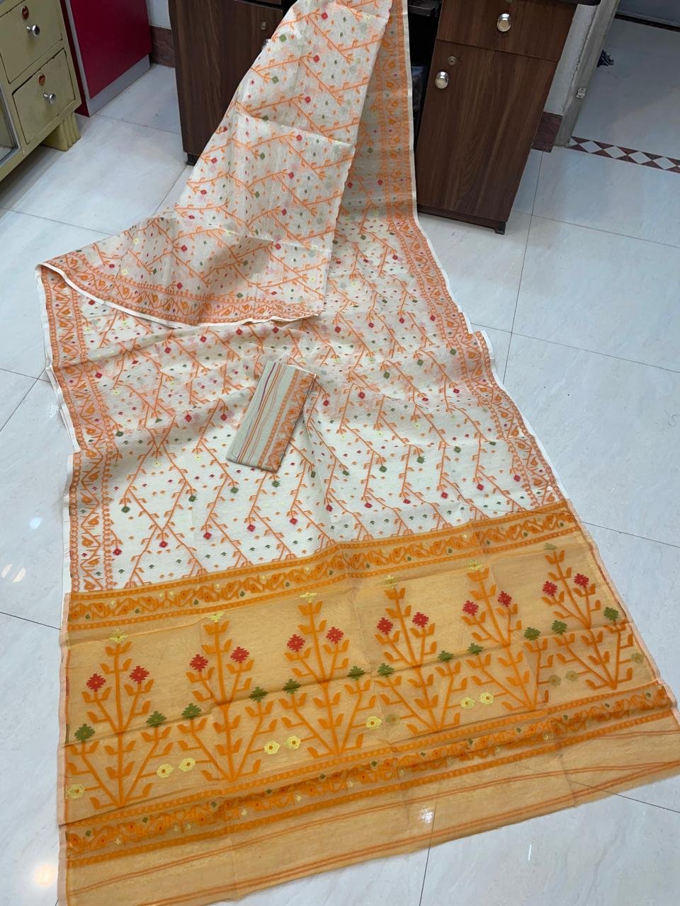 Shiuli Dhakai Jamdani Sari with Blouse Piece - White - Image 2
