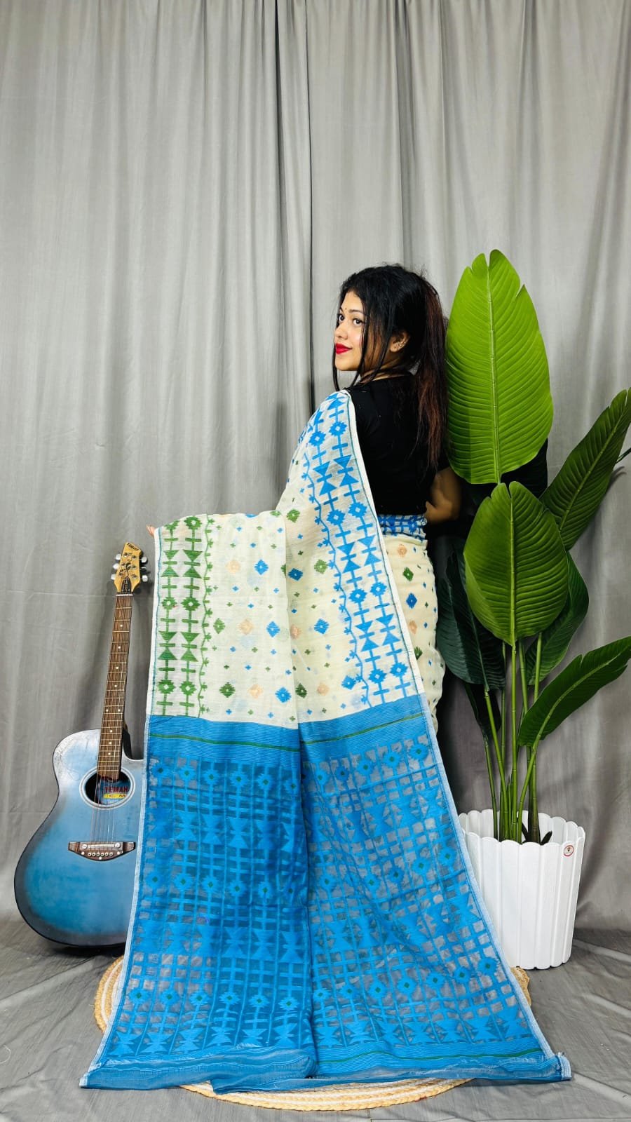 White Soft Ganga Jamuna Jamdani Sari With Blouse Piece - Image 2