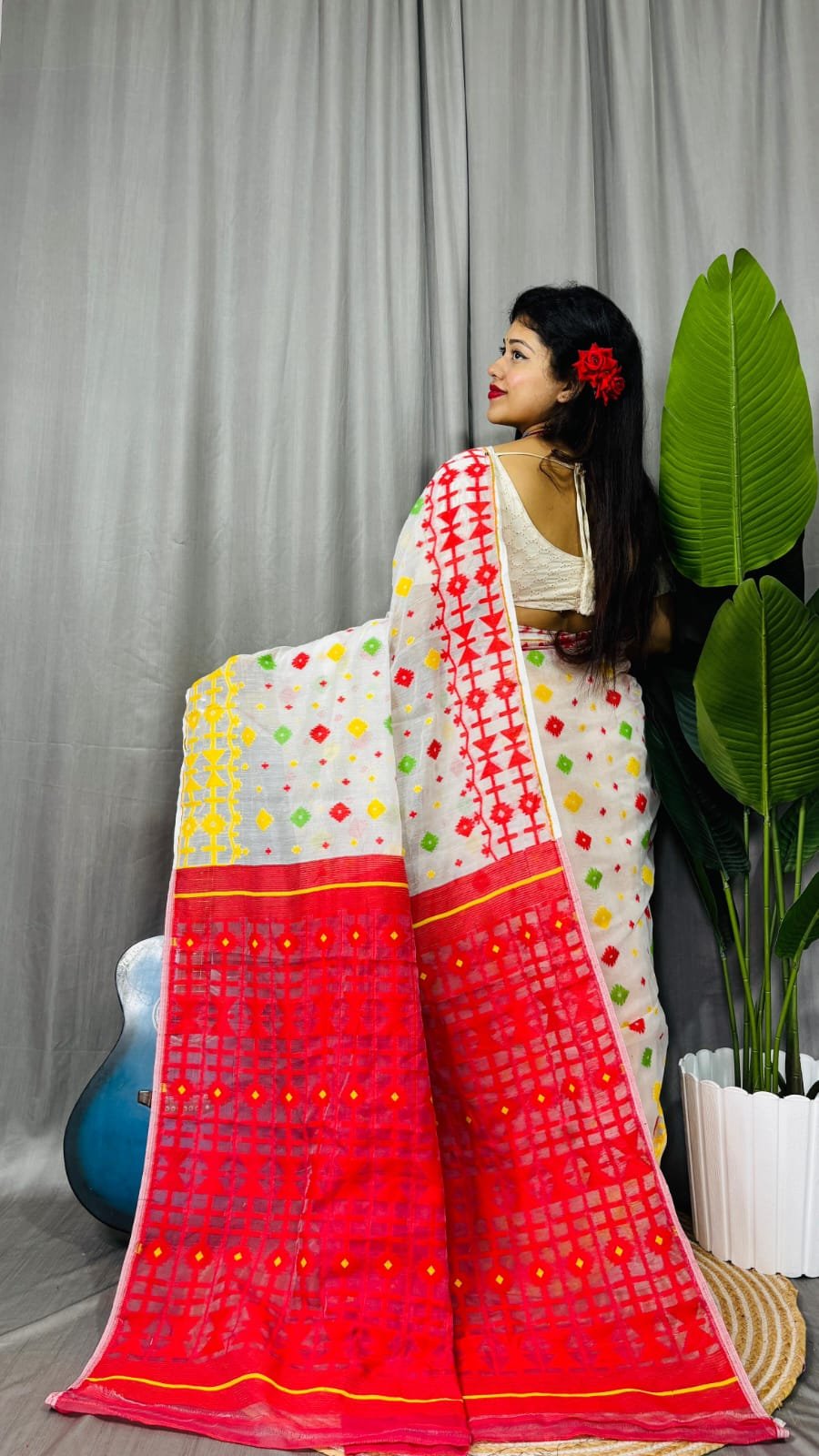 White Soft Ganga Jamuna Jamdani Sari With Blouse Piece - Image 3
