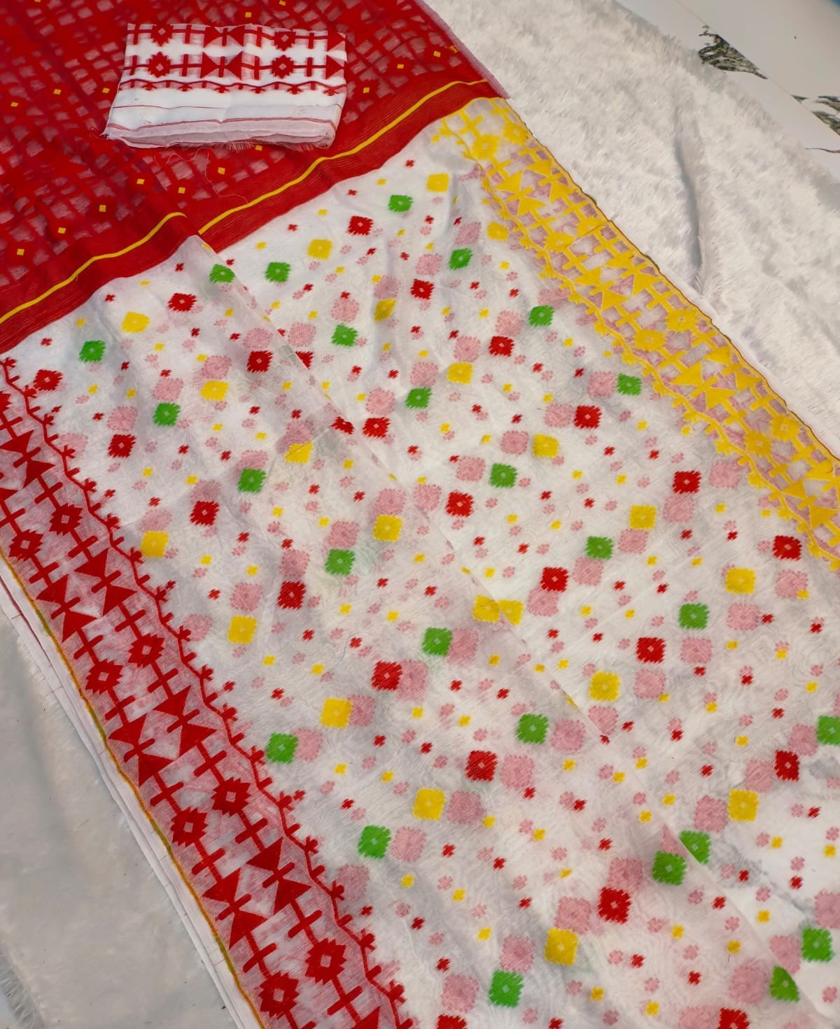 White Soft Ganga Jamuna Jamdani Sari With Blouse Piece - Image 2