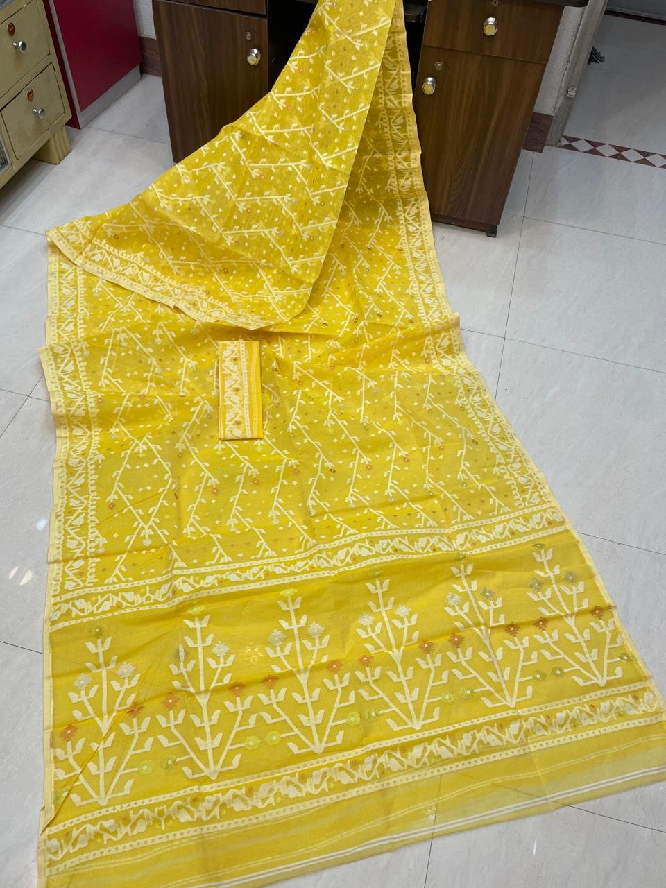 Shiuli Dhakai Jamdani Sari with Blouse Piece - Yellow - Image 2